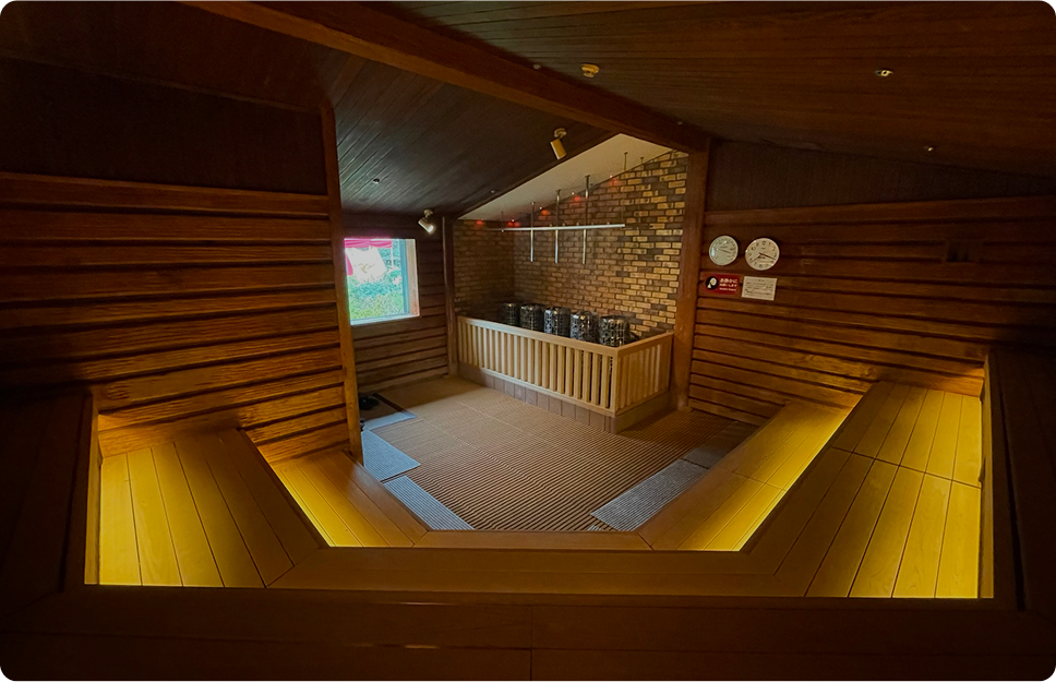 緑に囲まれ、静かな時間が流れる「大人の湯処」